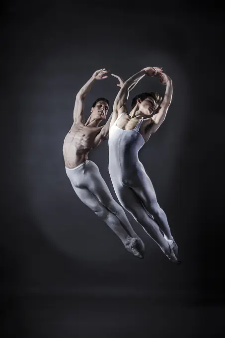 Syncronous dance jump - Marco Monteriso